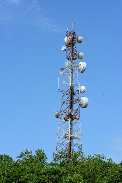 Foto vista de baixo ângulo da torre de comunicações contra o céu