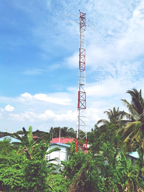 Foto vista de baixo ângulo da torre de comunicações contra o céu