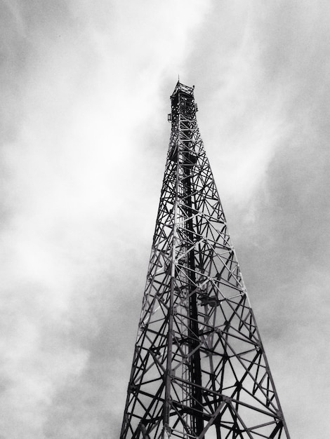 Foto vista de baixo ângulo da torre de comunicações contra o céu