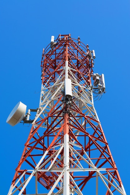 Foto vista de baixo ângulo da torre de comunicações contra um céu azul claro