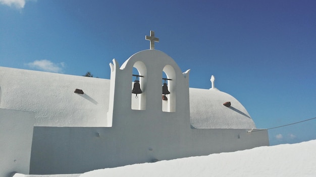 Vista de baixo ângulo da torre do sino na igreja contra o céu