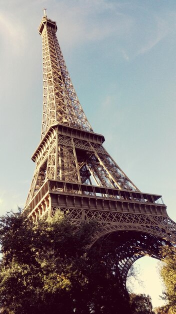 Foto vista de baixo ângulo da torre eiffel contra o céu