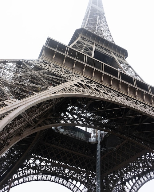 Vista de baixo ângulo da Torre Eiffel contra um céu claro