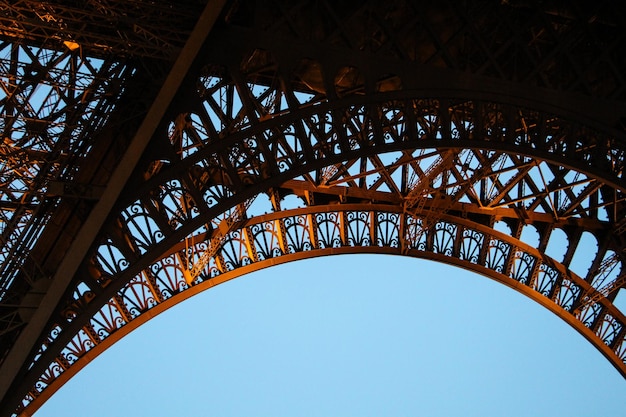 Foto vista de baixo ângulo da torre eiffel contra um céu claro