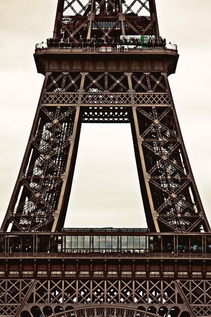 Foto vista de baixo ângulo da torre eiffel