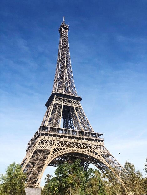 Foto vista de baixo ângulo da torre eiffel