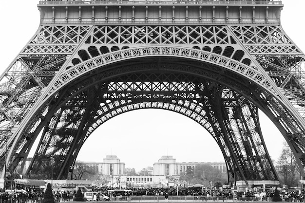 Foto vista de baixo ângulo da torre eiffel