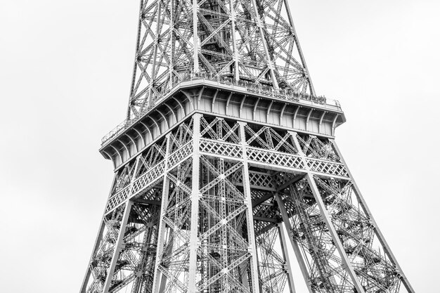 Foto vista de baixo ângulo da torre eiffel