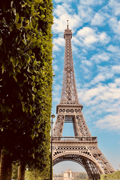 Vista de baixo ângulo da Torre Eiffel