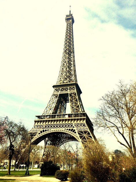 Vista de baixo ângulo da Torre Eiffel