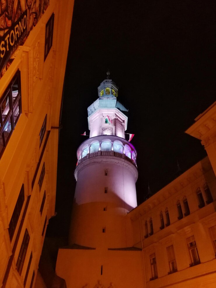 Foto vista de baixo ângulo da torre iluminada à noite