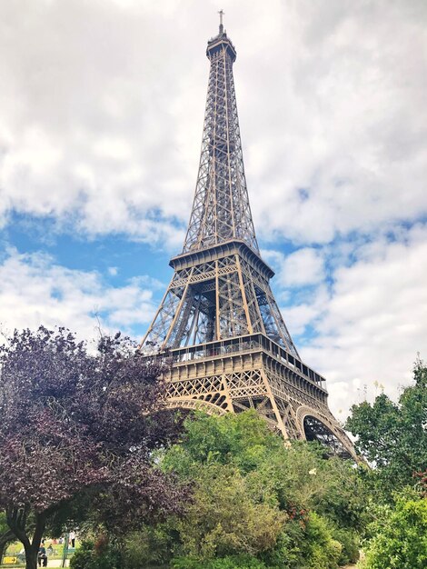 Foto vista de baixo ângulo da torre