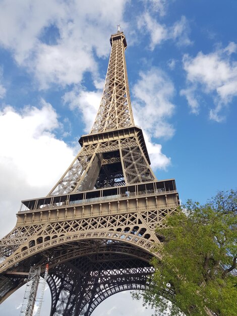 Foto vista de baixo ângulo da torre