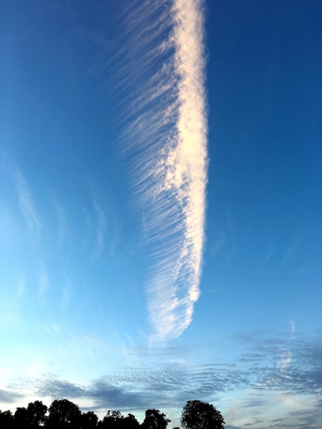 Foto vista de baixo ângulo da trilha de vapor no céu azul