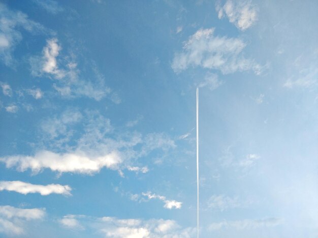 Foto vista de baixo ângulo da trilha de vapor no céu