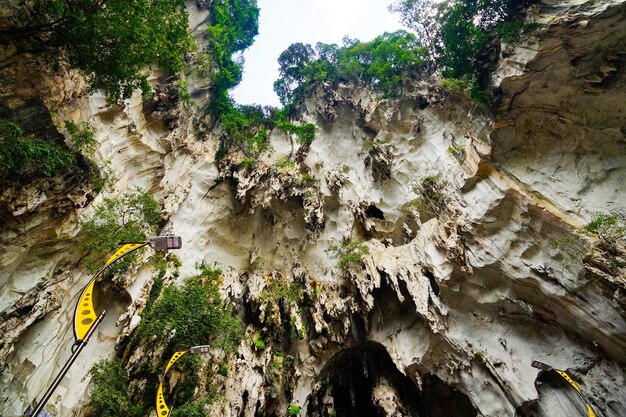 Vista de baixo ângulo das cavernas batu