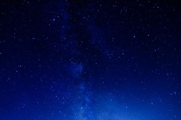 Vista de baixo ângulo das estrelas no céu