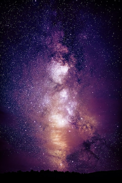 Vista de baixo ângulo das estrelas no céu