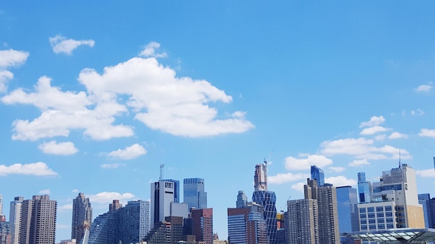 Foto vista de baixo ângulo de arranha-céus contra céu nublado