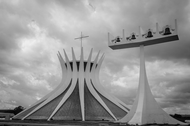 Foto vista de baixo ângulo de arranha-céus contra céu nublado