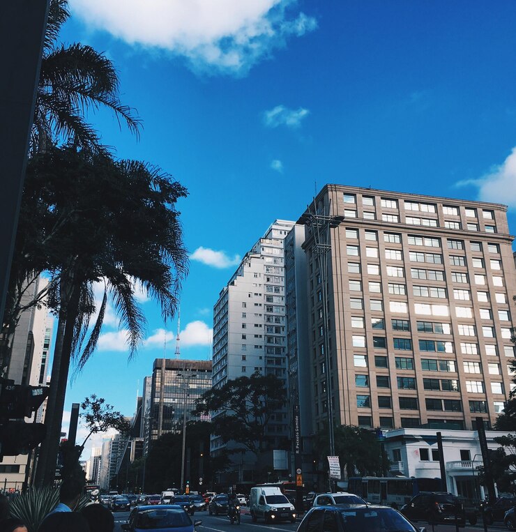 Foto vista de baixo ângulo de arranha-céus contra o céu azul