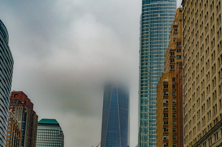 Foto vista de baixo ângulo de arranha-céus contra o céu