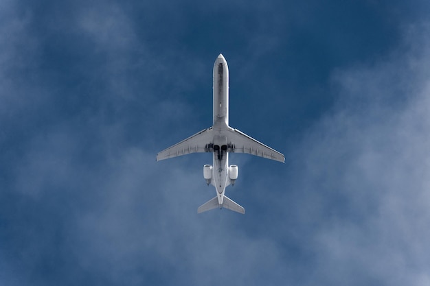 Vista de baixo ângulo de avião voando contra o céu