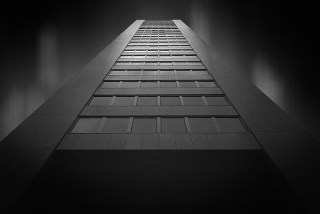 Vista de baixo ângulo de edifício alto contra o céu