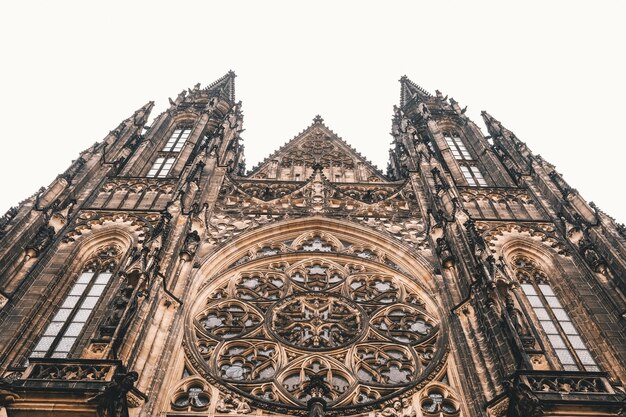 Foto vista de baixo ângulo de edifício ornamentado contra o céu claro