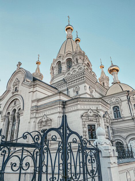 Foto vista de baixo ângulo de edifício ornamentado contra o céu