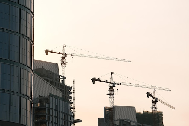 Vista de baixo ângulo de edifícios contra céu claro