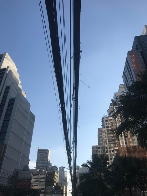 Vista de baixo ângulo de edifícios contra céu claro