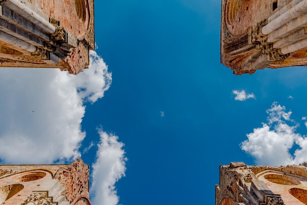 Vista de baixo ângulo de edifícios contra o céu azul