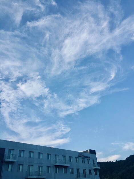 Vista de baixo ângulo de edifícios contra o céu nublado