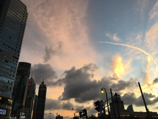 Foto vista de baixo ângulo de edifícios contra o céu nublado