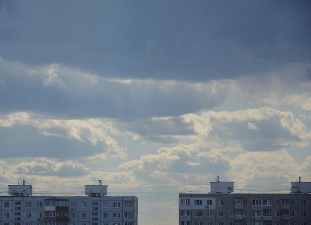 Vista de baixo ângulo de edifícios contra o céu