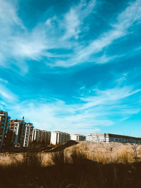 Foto vista de baixo ângulo de edifícios contra o céu