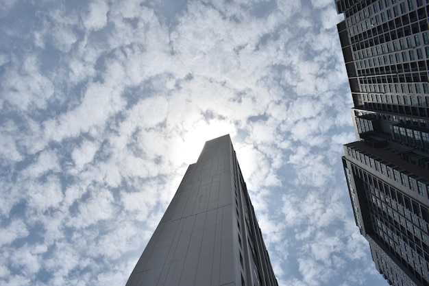 Vista de baixo ângulo de edifícios contra o céu