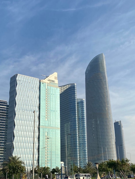 Vista de baixo ângulo de edifícios contra o céu