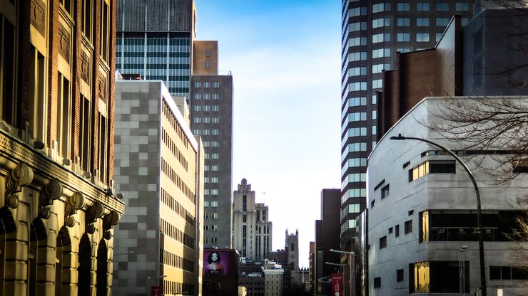 Foto vista de baixo ângulo de edifícios contra o céu