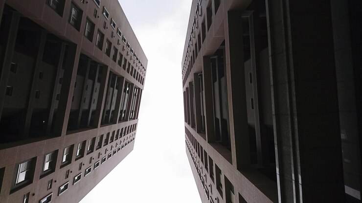 Foto vista de baixo ângulo de edifícios contra o céu
