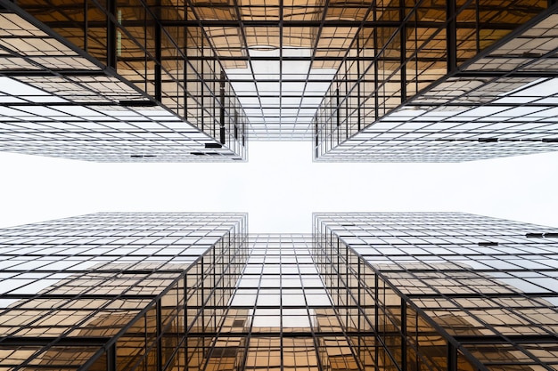 Vista de baixo ângulo de edifícios contra o céu