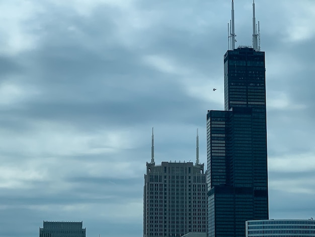 Foto vista de baixo ângulo de edifícios contra o céu