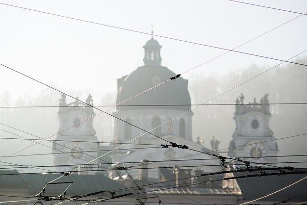 Vista de baixo ângulo de edifícios contra o céu