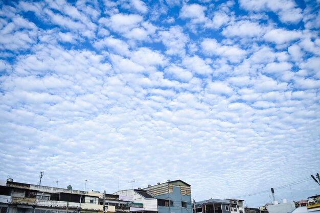 Vista de baixo ângulo de edifícios contra o céu