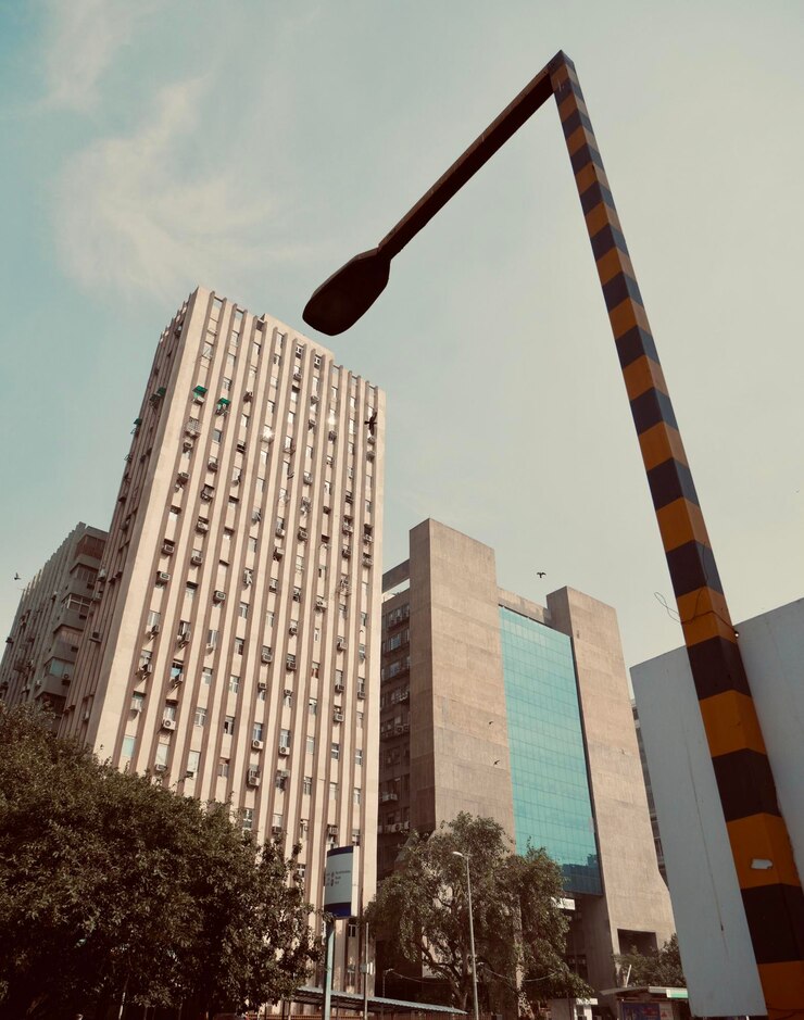 Foto vista de baixo ângulo de edifícios contra o céu