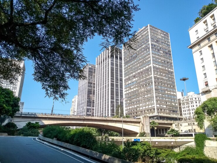 Foto vista de baixo ângulo de edifícios contra o céu