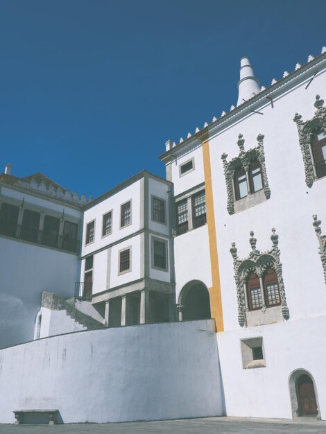 Vista de baixo ângulo de edifícios contra um céu azul claro