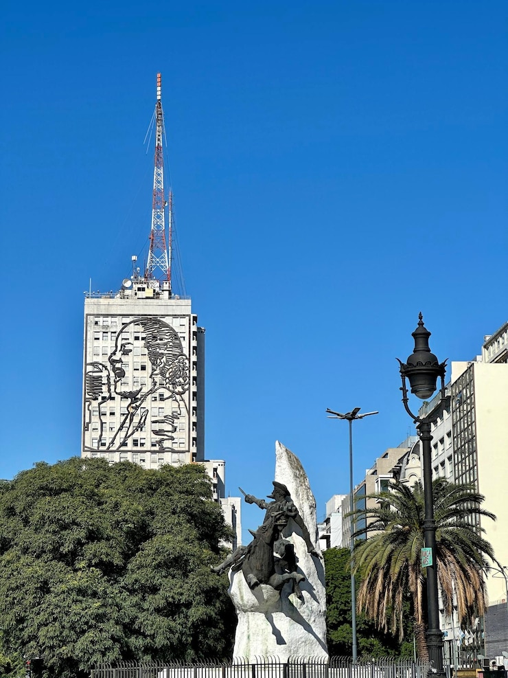 Foto vista de baixo ângulo de edifícios contra um céu azul claro
