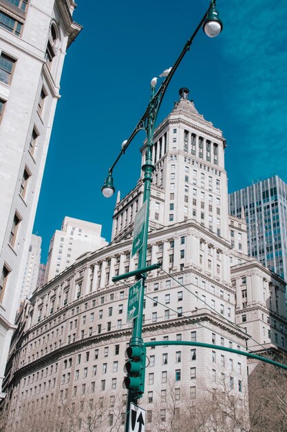 Foto vista de baixo ângulo de edifícios contra um céu azul claro